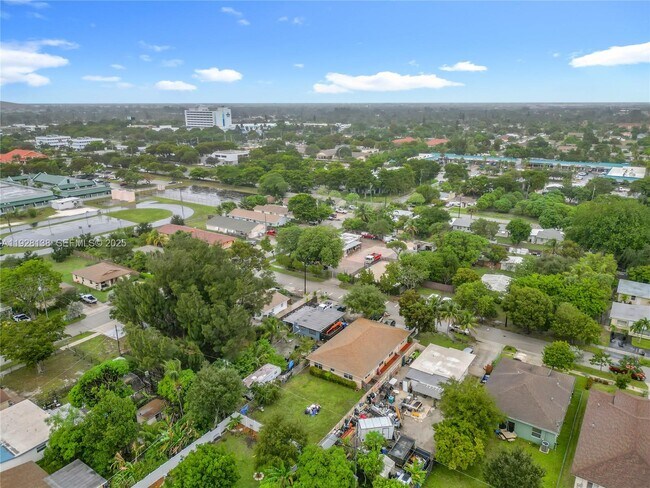 Building Photo - 530 NE 34th St