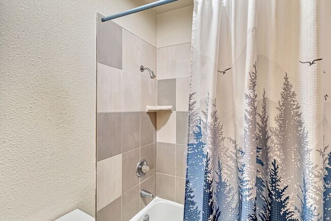 Building Photo - Easy Living Starts Here | 2 Bedroom Lakeside Condo