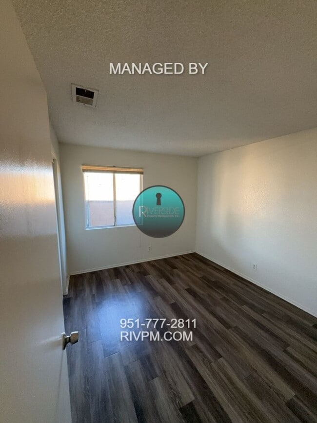 Building Photo - Centrally located Riverside home.