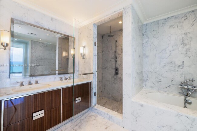 Building Photo - 15701 Collins Ave