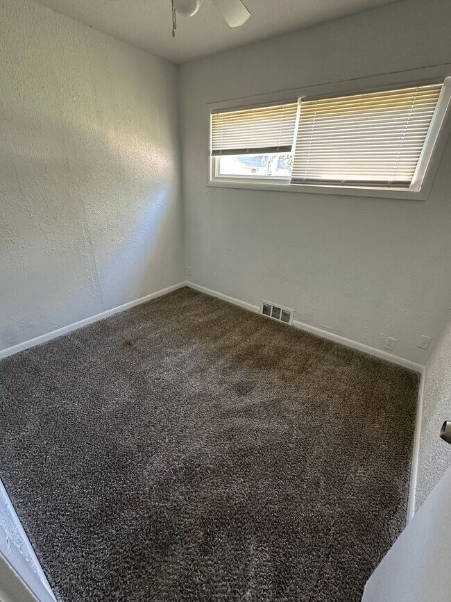 Building Photo - 4 bedroom 1 bath