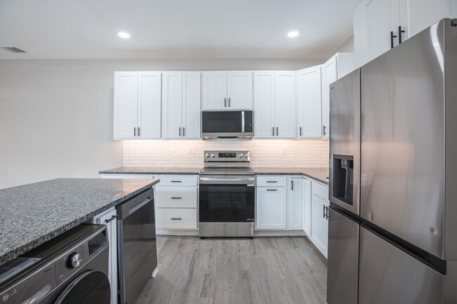 Building Photo - Renovated Bungalow in Riverside