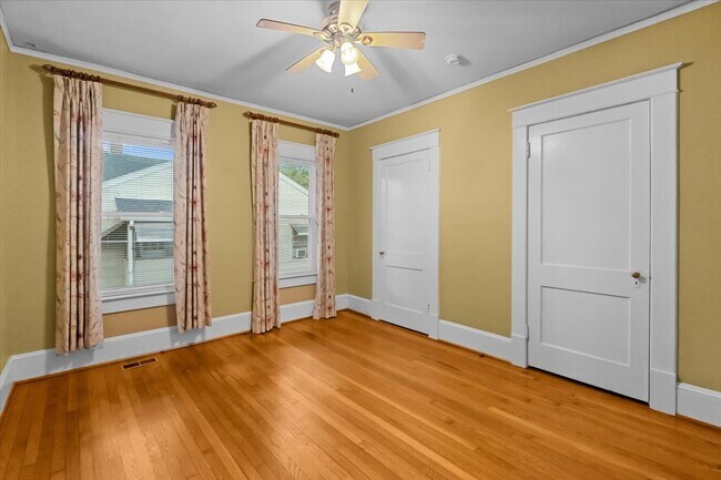Building Photo - 707 Mayflower Dr