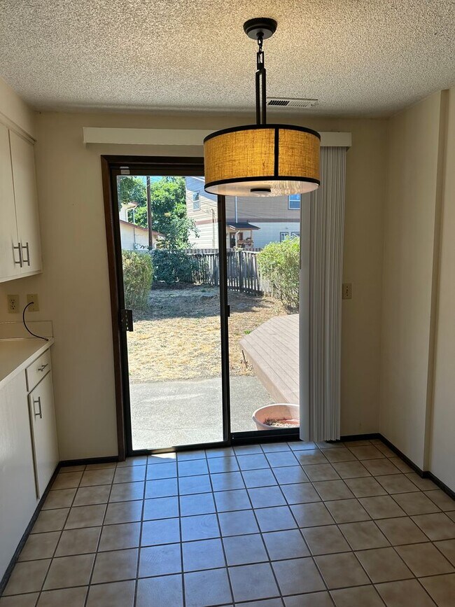 Building Photo - Large 3 bedroom 2.5 bath duplex with a gar...