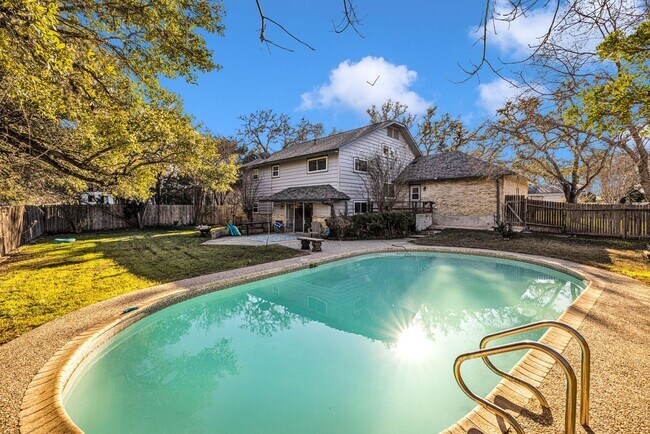Building Photo - Beautiful home available in Castle Hills!