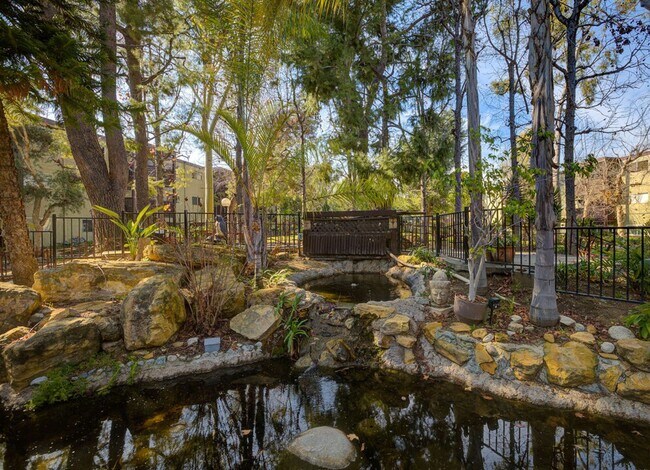 Building Photo - Bright and Spacious Quiet Corner 2 Bed/ 2 Bath with Private Balcony, Views, In Unit Laundry and P...
