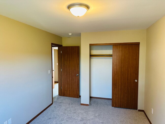 Building Photo - Charming Updated Property in Amazing Neighborhood