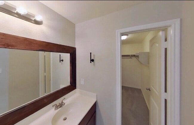 Building Photo - AVAILABLE NOW READY TO MOVE IN