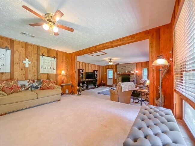 Building Photo - 1924 Harriet Dr