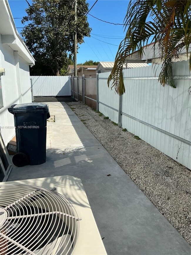 Building Photo - 14821 SW 104th Ave