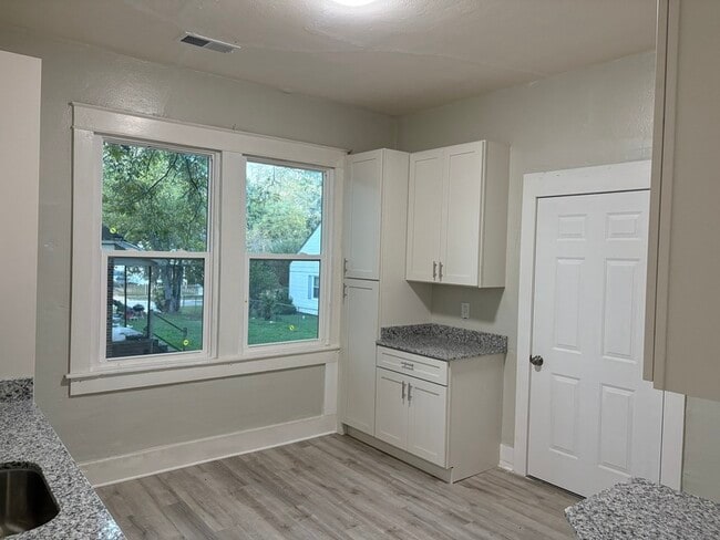 Building Photo - 225 Poplar St