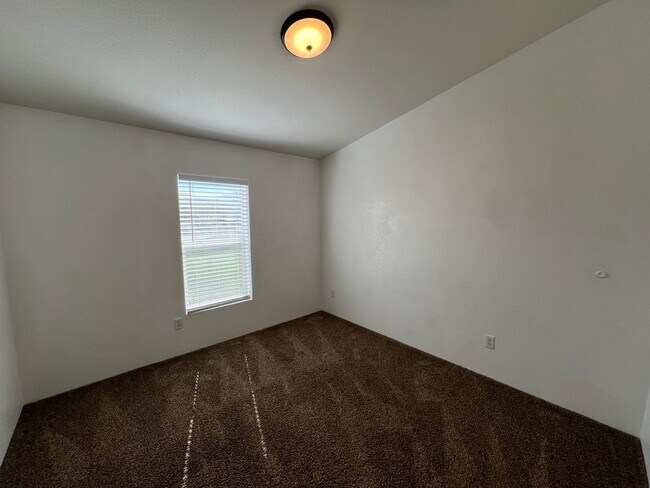 Building Photo - **Move-in Discount** 3 bedroom, 2 bathroom house with large office