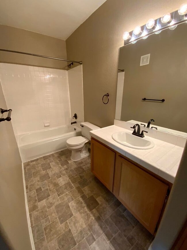 Building Photo - Summerlin  2 Bed / 2 Bath Ground floor Condo w/Fireplace