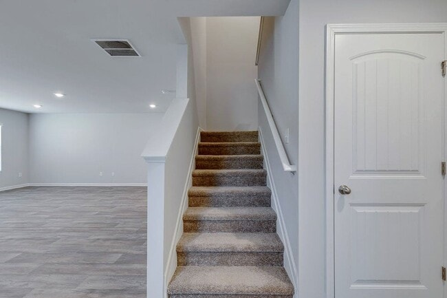 Building Photo - *** COMING SOON! ***  Spacious & Stylish 5...