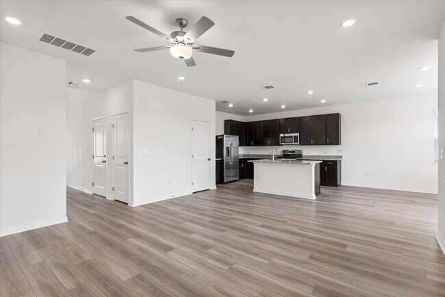 Building Photo - 5800 Beverly Pr Rd