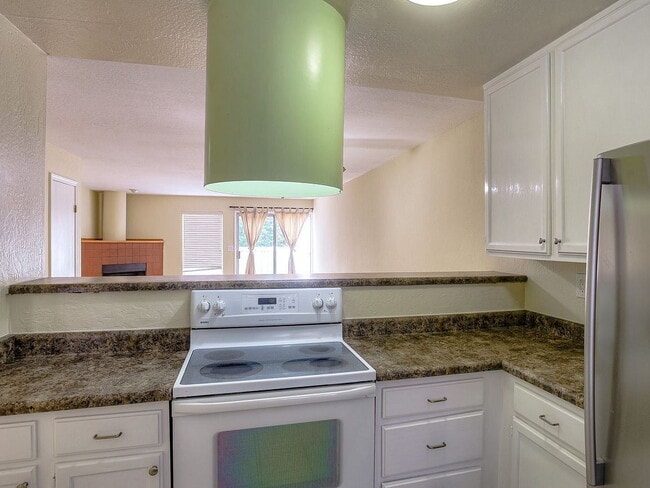 Building Photo - "Charming 2-Bed, 2-Bath Menlo Park Retreat...