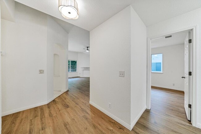 Building Photo - 1707 Primrose Ln