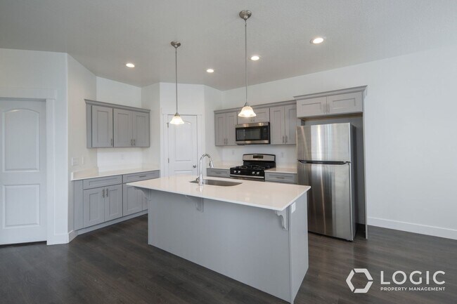 Building Photo - Stunning Townhome in Lehi!!