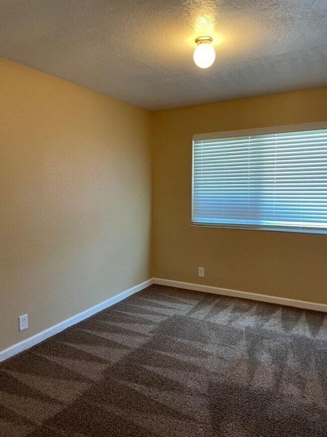 Building Photo - Lease Your Dream Home in the Country!