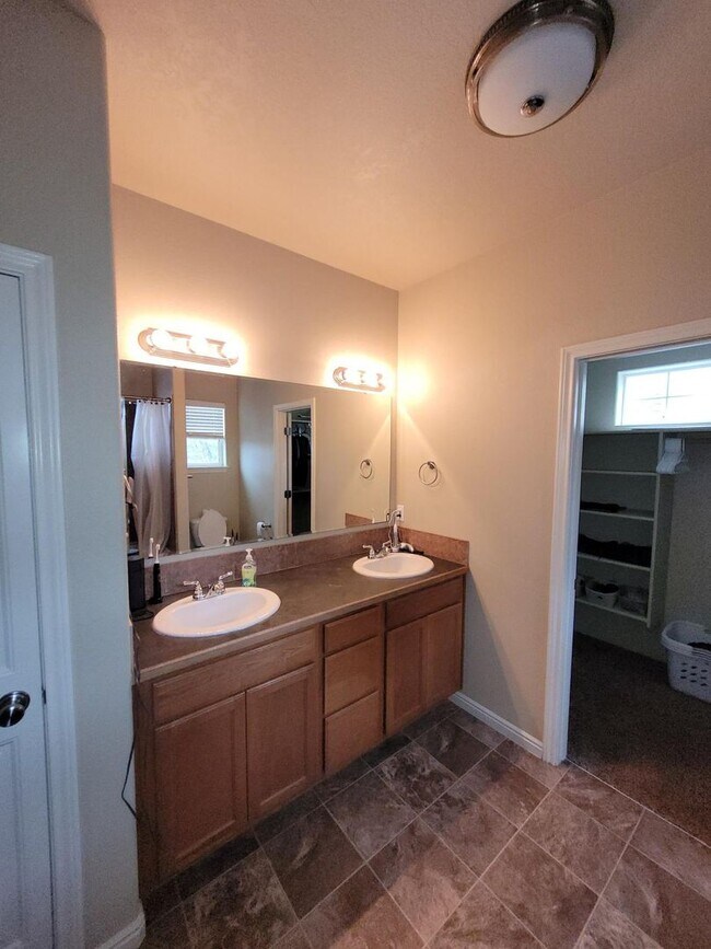 Building Photo - Dog Friendly Home in Boise!