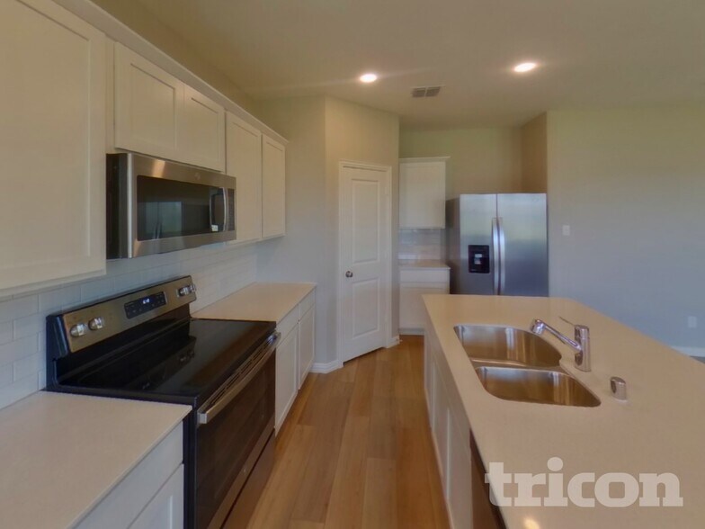 Building Photo - 231 Jenkinson Dr