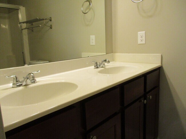 Building Photo - 3 Bedroom Townhouse with a Loft Area and a...