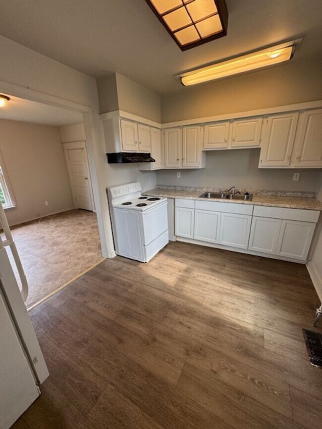 Building Photo - NO APP FEE!