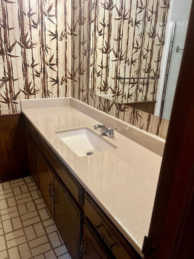 Building Photo - Adorable Yukon Home