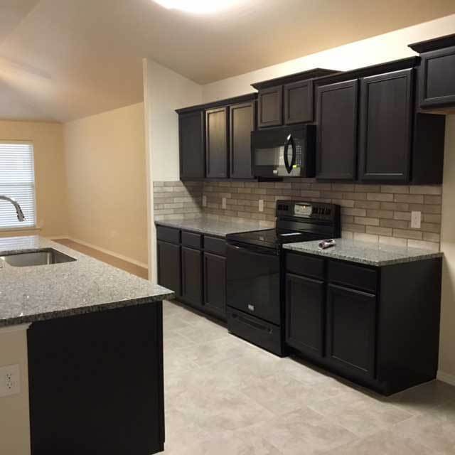 Building Photo - 6 or 12 month lease! Half off first full m...