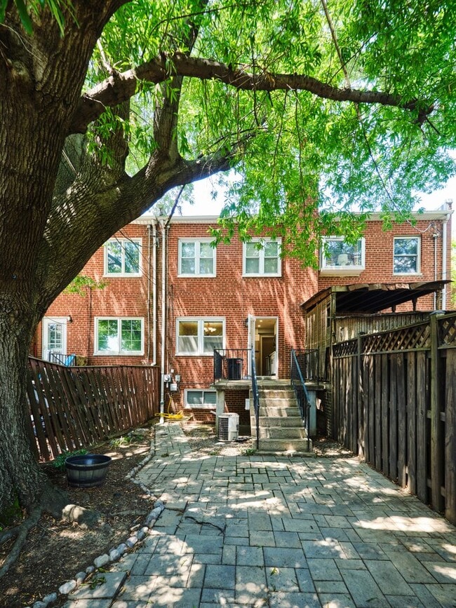 Building Photo - Charming and private 3BR, 2FB home located...
