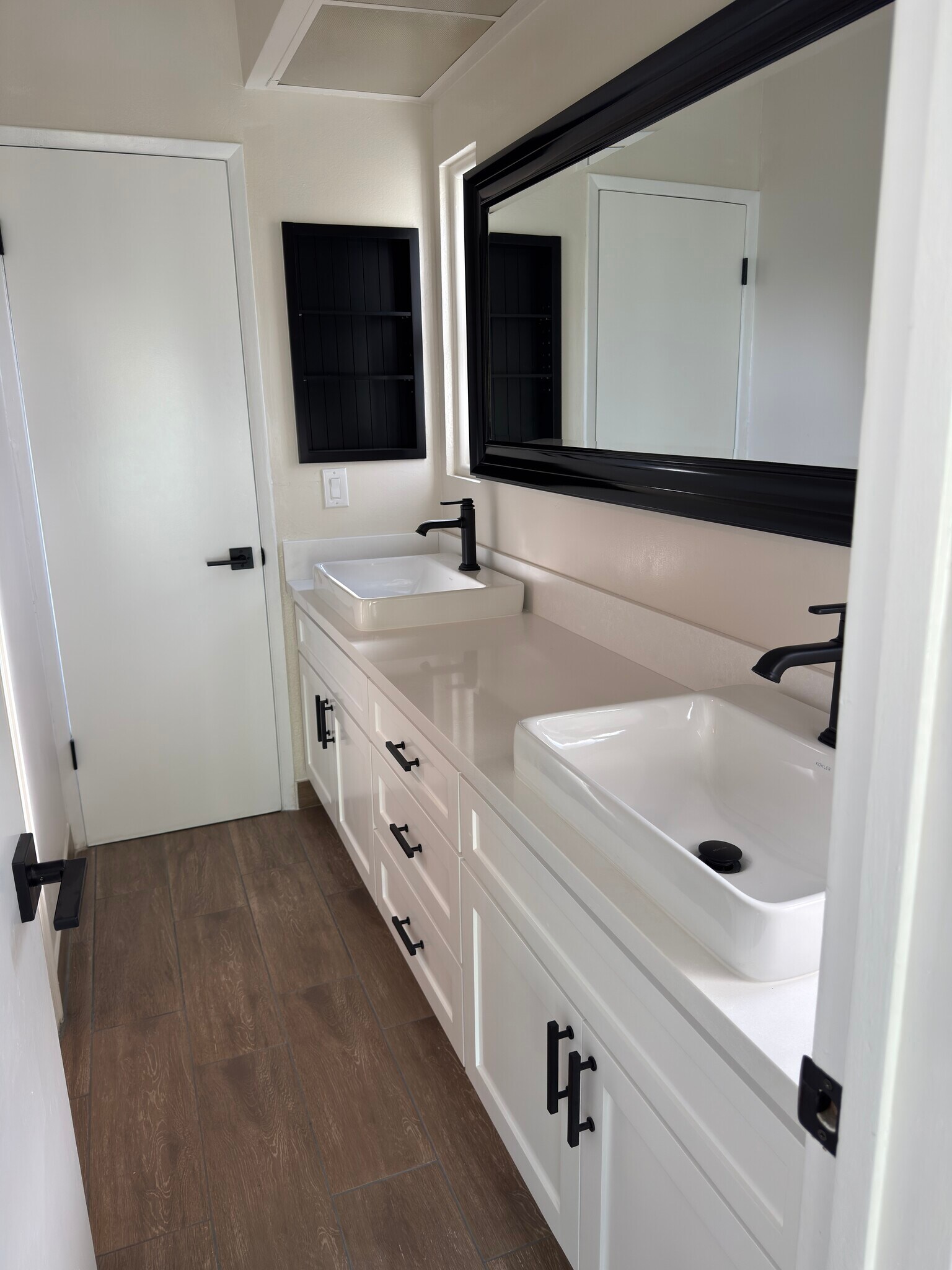 Building Photo - 568 Lomas Santa Fe Dr