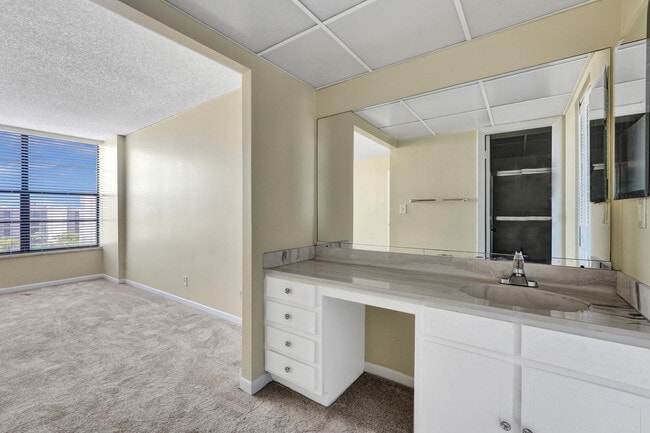 Building Photo - 12 Royal Palm Way