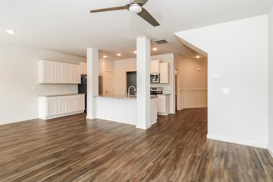 Building Photo - 5552 Cathwick Dr