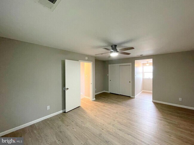 Building Photo - 10960 Earnshaw Ln