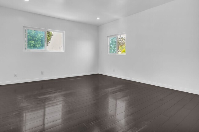 Building Photo - 915 E 91st St