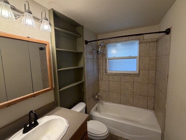 Building Photo - 1221 SW I St