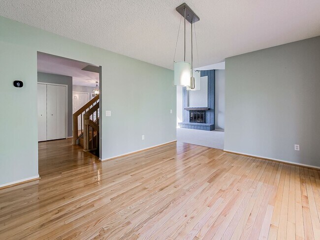 Building Photo - Welcome to this spacious single-family hom...