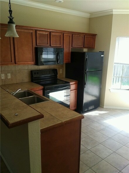 Building Photo - 2624 N Valencia Ave