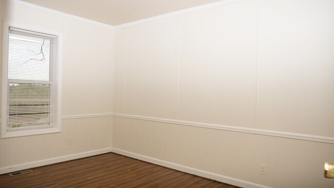 Building Photo - Spacious Rural Retreat