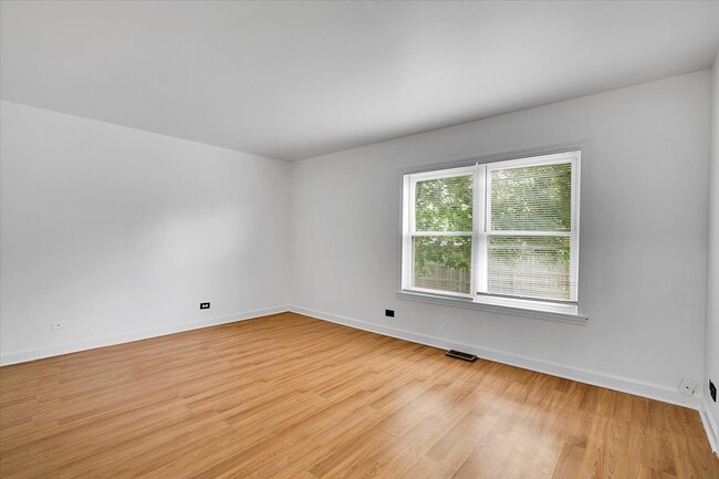 Building Photo - 1645 Estate Cir