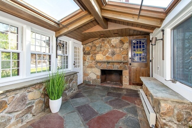 Building Photo - 19 Hobart Ln