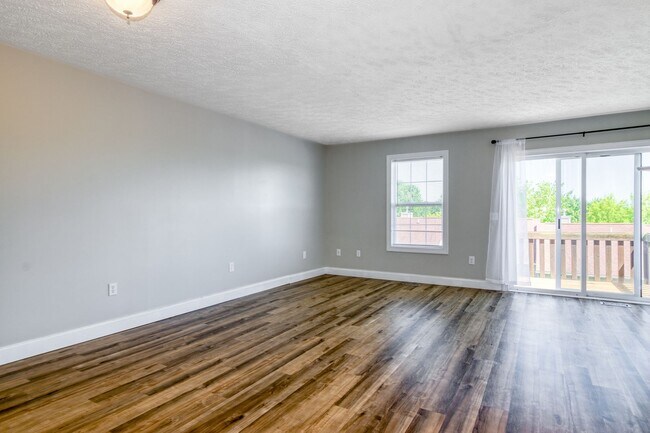 Building Photo - 3 bed / 3 bath. Parking. Pet Friendly.