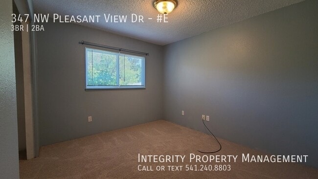 Building Photo - 347 NW Pleasant View Dr