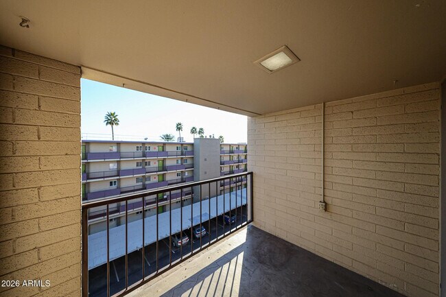Building Photo - 353 E Thomas Rd