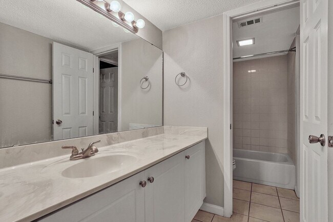 Building Photo - Move in ready 2 bedroom/ 1 bathroom condo!