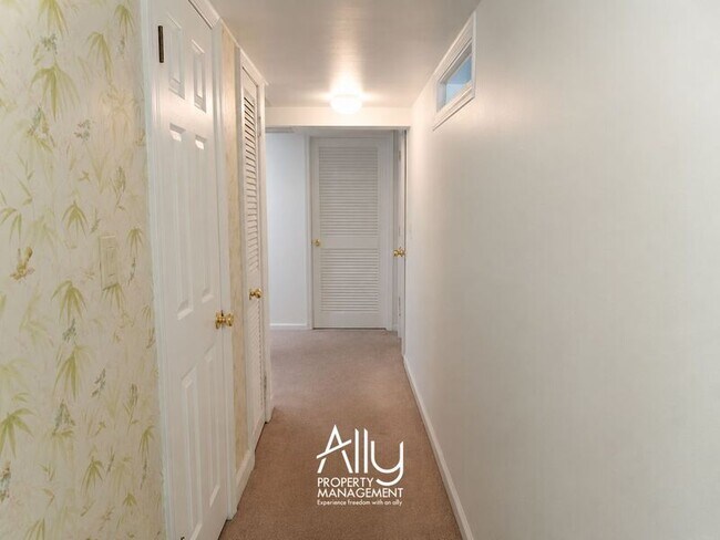 Building Photo - 1605 Cambridge Cir