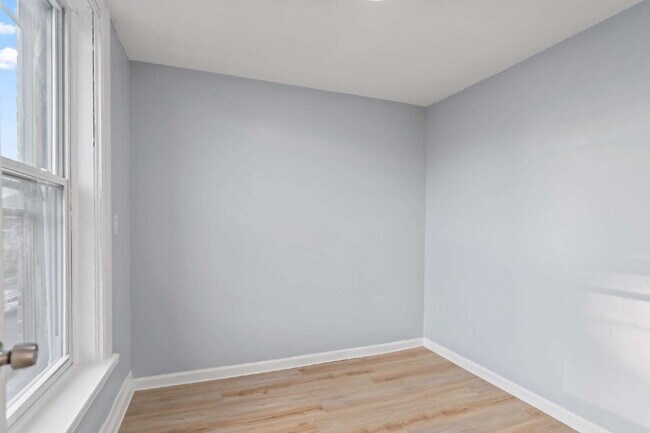 Building Photo - "Spacious 3-Bedroom Retreat at 57 1/2 Sara...