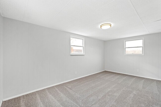 Building Photo - Stunning 3 bedroom home in Mt. Washington available August 1!