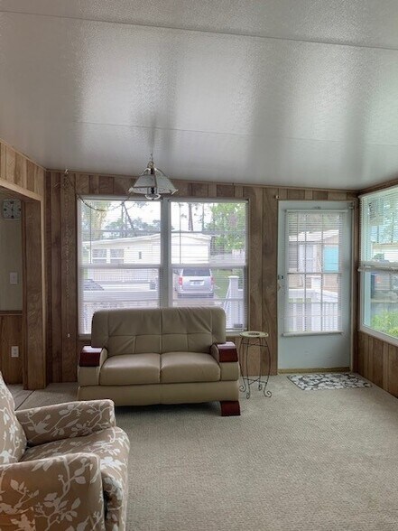 Building Photo - 122 Caravan Cir