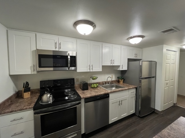 1BD White Kitchen - North Pointe Commons